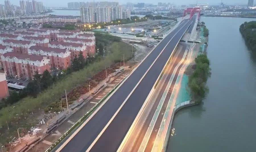 胜浦大桥这是要通车了吗？
现在路面都开始铺设沥青了，果然被央视点名后效果就是不