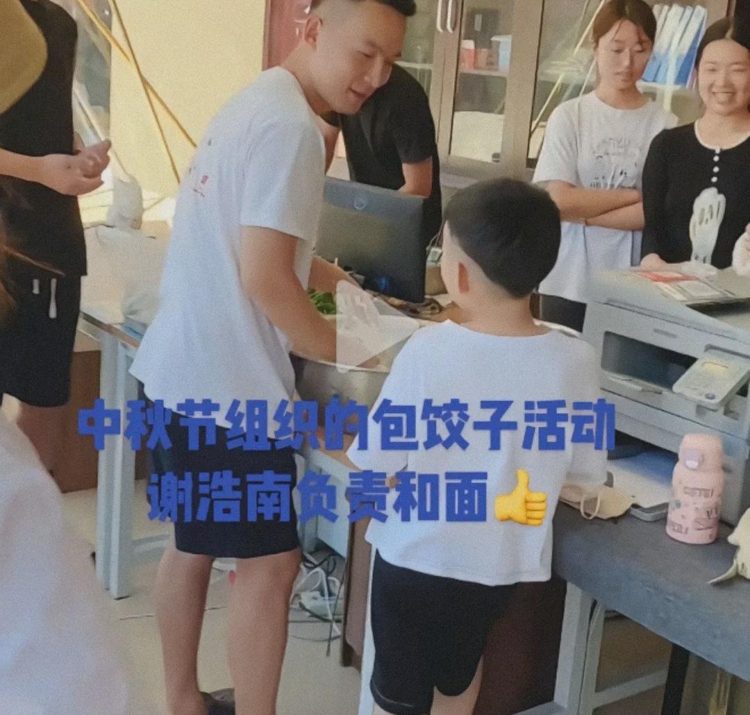 谢浩男买家的经济状况扑朔迷离，你说富有吧，孩子生日从简，旅游经历也少，27岁才初