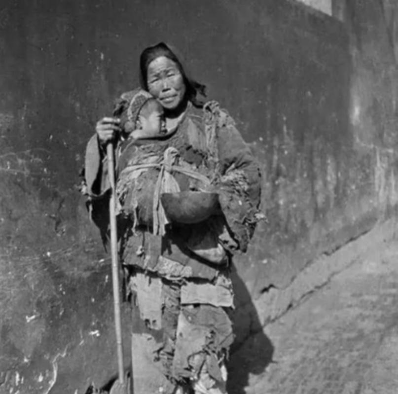 你能想象吗？一个衣衫褴褛的乞丐竟带着金条要见县委书记！1949年平江解放当天，浑