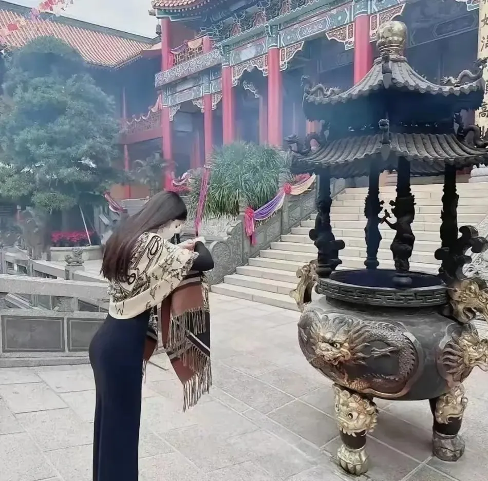 我真不明白，她还缺啥[what]