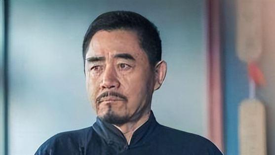 68岁陈宝国近况：头发乌黑浓密，身材依旧挺拔，网友：这才是偶像