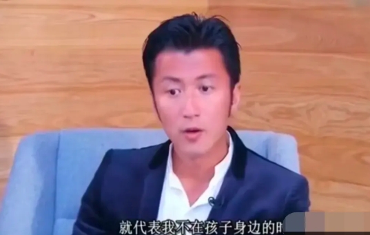 演员谢霆锋说：“我的两个儿子，他们很爱黏妈妈，也很爱黏我，我也可以毫不避讳的讲，