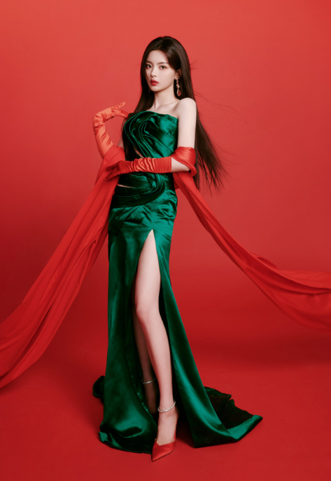 杨超越这一组照片，这搭配和感觉，真的太棒了！