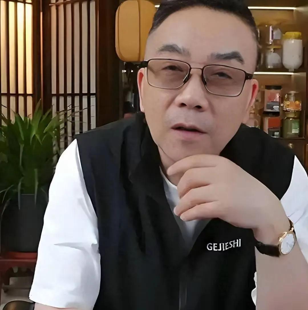 杨议直播间说，父亲杨少华给他们四兄弟一人“一亿”元人民币遗产。
一亿元！对于一个