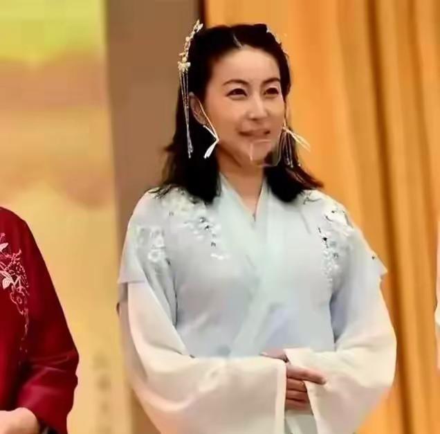 穿汉服的郭晶晶，只有我觉得、把头发盘起来会更好吗？
大概是年轻时候练跳水的缘故，