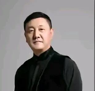 57岁韩磊，眼袋能夹硬币，还招小姑娘？

不是他帅，是钱包在发光。

2