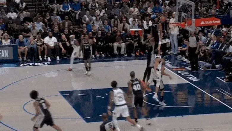 江山代有才人出，如今，NBA是年轻人的天才了。
第一次见到，有人打浓眉跟吃饭喝水