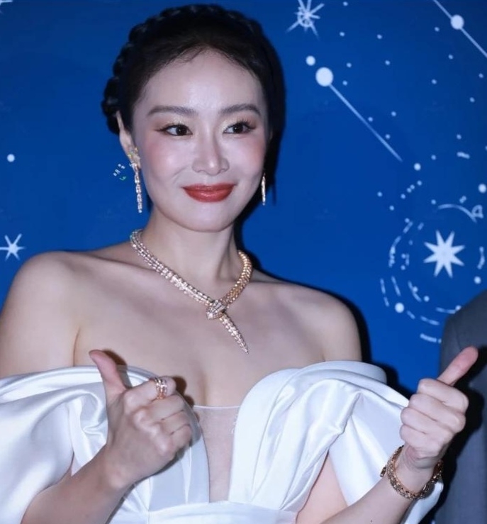 回春了！高叶大嫂颜值逆生长，妆造好仙出亮点，她的光芒疯盖一众美女明星气质与傲人身