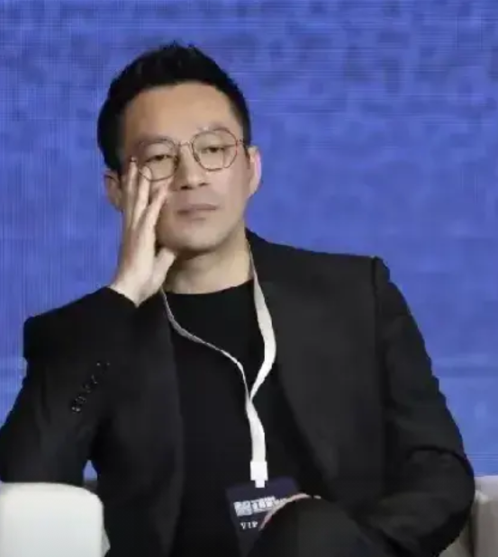 大S离世，汪小菲变得越来越冷静，他的情绪不再受大S影响，也稳定了，也不暴怒发火了