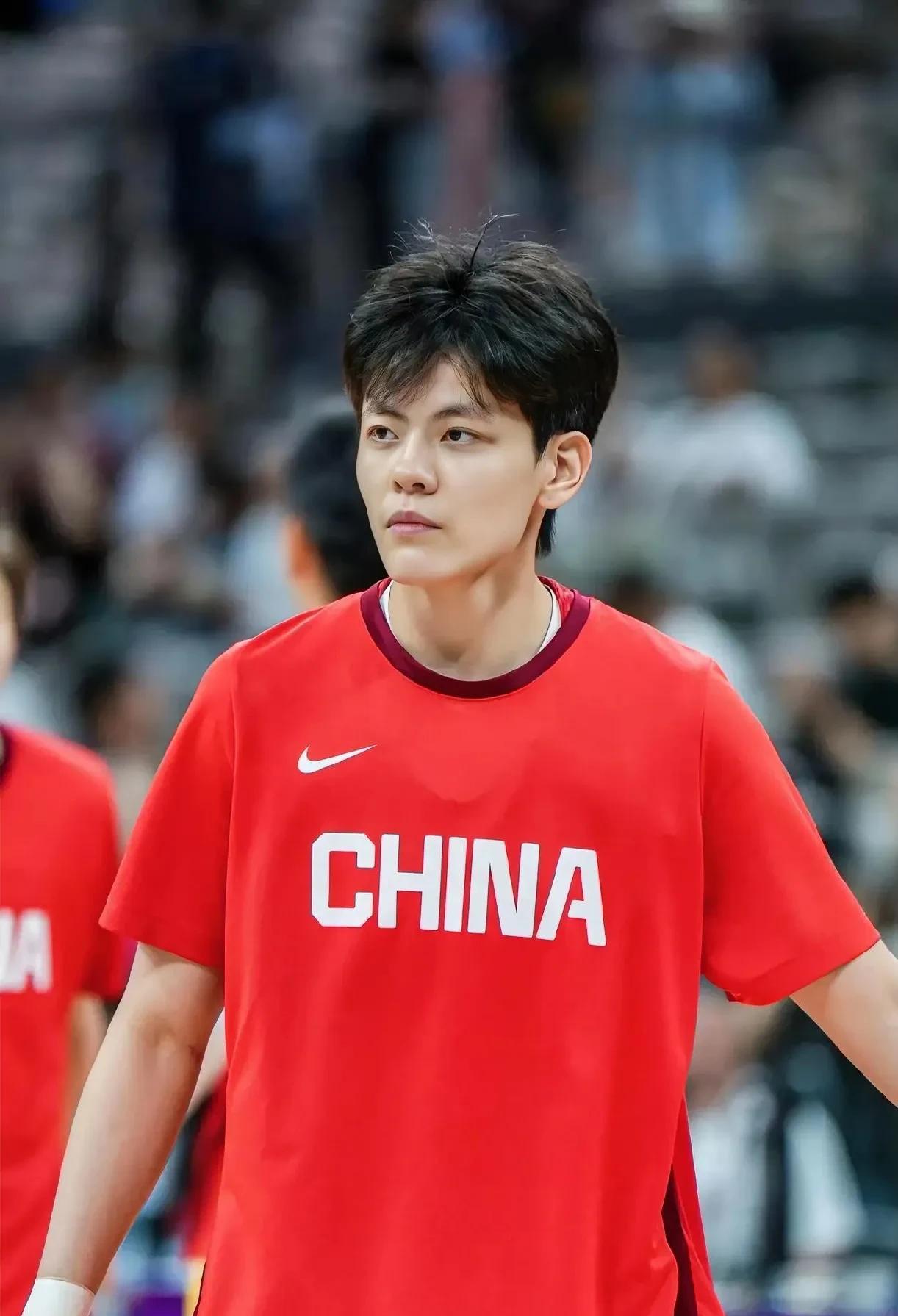 一觉醒来，
刷到杨舒予又上热搜了！
这姐们儿最近
可太火了！
近期中国女篮球员杨