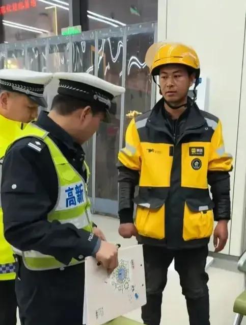 外卖小哥身份暴露，源于一场意外。
25年3月17日，外卖小哥如往常一般匆忙地去送