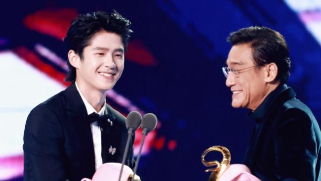 刘昊然梁家辉共享“年度男演员”！回应“法拉利”梗，影帝自称是“老自行车”