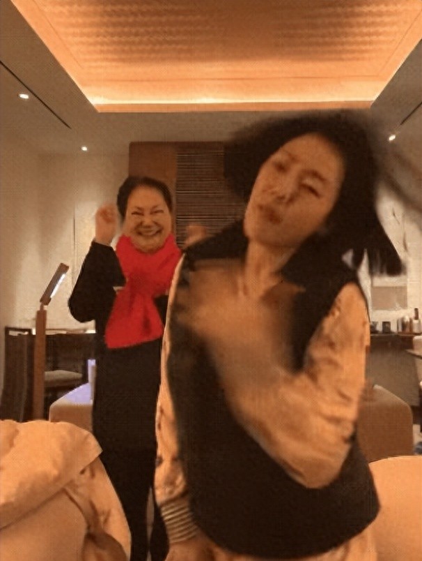  大S去世前一天，她妈和小S还在网上晒跳舞视频，当时很多人就觉得，这家人关系，是