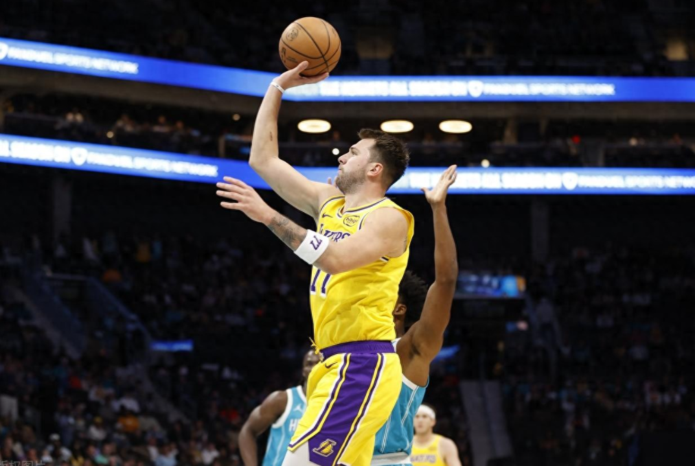 NBA常规赛，黄蜂坐镇主场迎战湖人。本场比赛湖人首发全员爆发，全部得分上双，且正