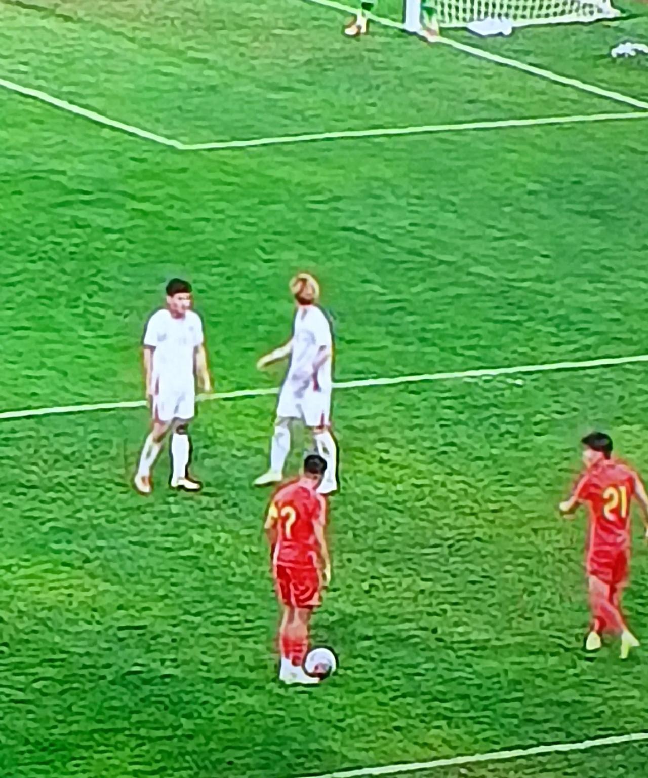 国足0：2输给澳大利亚，U221：1战平越南，一个继续垫底，一个获得冠军。
下午