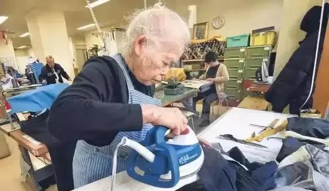 日本式“暮年返工潮”，会是中国的终局吗？
当日本70岁老人还在便利店收银台佝偻着