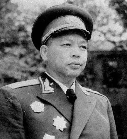 建国后，曾国华中将回到了广东省五华县岐岭镇老家，专门去看望了自己的老父亲。老父亲