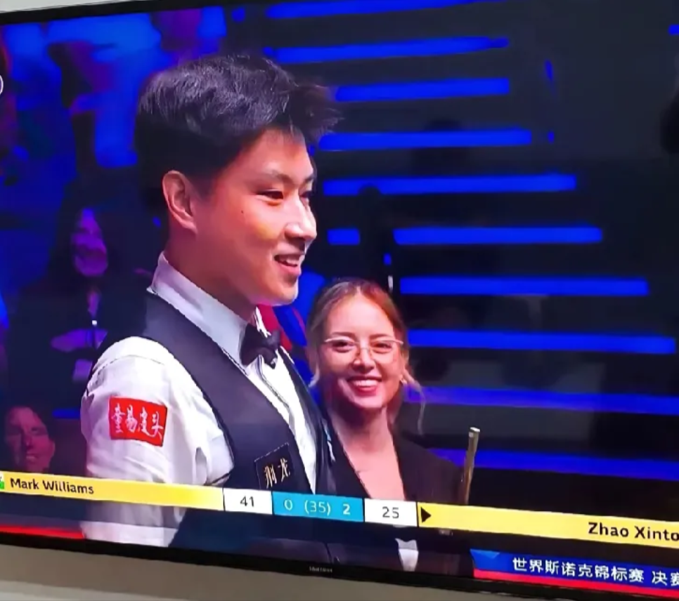 赵心童打出夺冠一球后，女裁判波兹洛娃看了他一眼，恰好被摄像机抓拍到，画面中她的眼