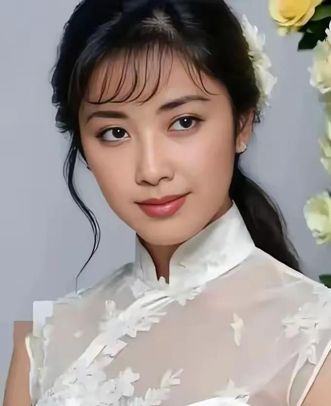 朱琳的美貌确实无人能敌，她的五官比林青霞还要漂亮！一双迷人的大眼睛，太美啦！浑身