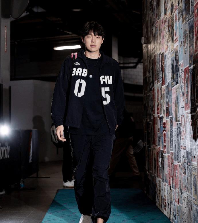 目前杨瀚森也就成了个吉祥物，每一次都会发他的入场服装搭配，完全成为了一个走秀的舞