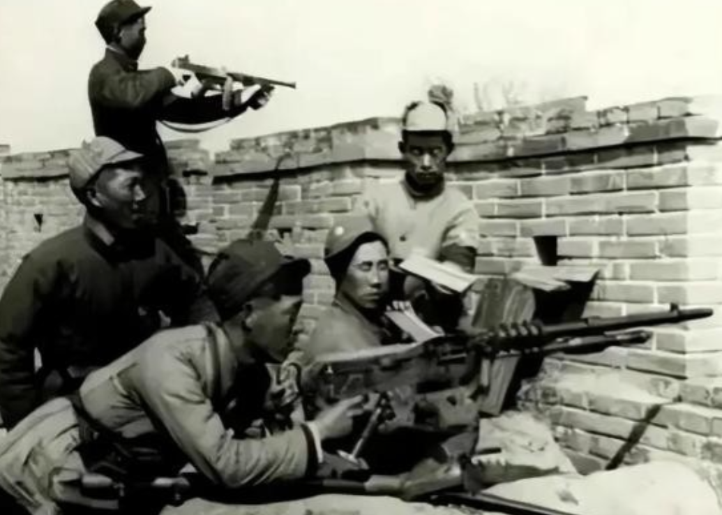 1939年，一地主将300名八路军接到家中休养，谁料却被1200名日军包围，激战