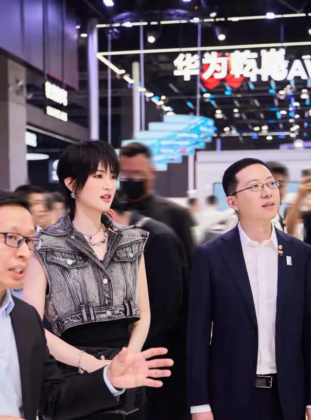 同样是二代，
为什么姚安娜却让人讨厌不起来？
首先别忘了她爸可是这个世界上最了不