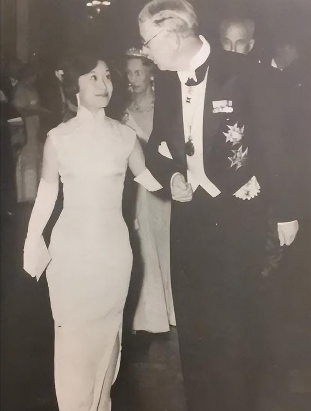 下图是1957年，杨振宁获得诺贝尔物理学奖时，夫人杜致礼陪他前往瑞典颁奖时所拍摄