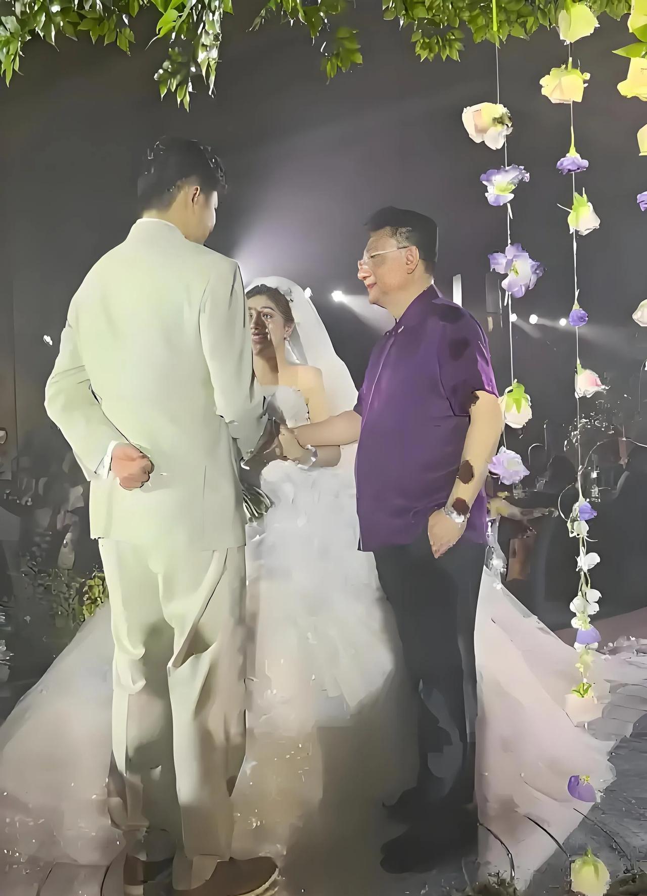 2025年7月27日，金龟子（刘纯燕）女儿王逸宸在北京举办婚礼。她与丈夫刘青林2