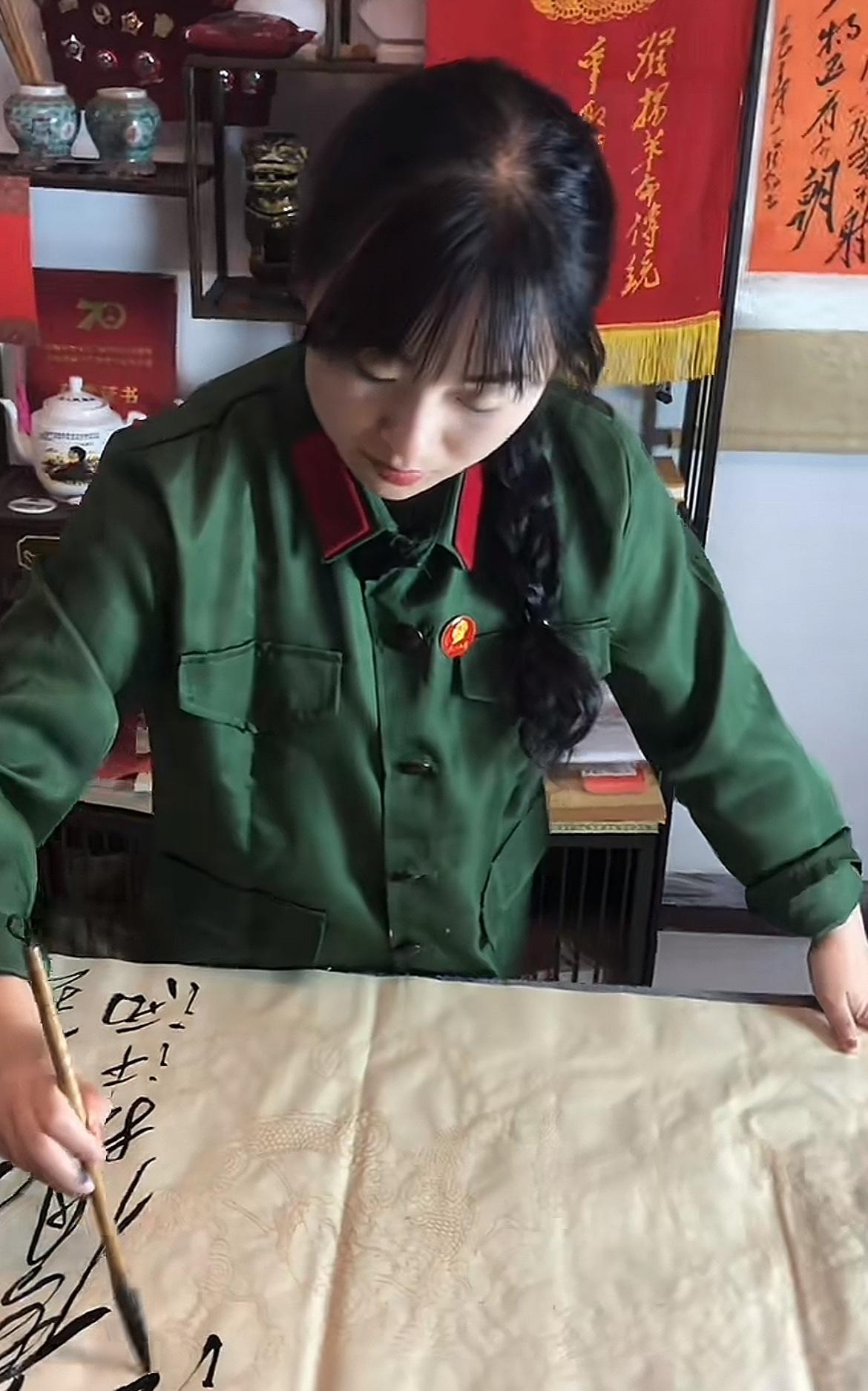 发现没，大批女生爱上了教员的作品，有的写毛体，而且境界到了炉火纯青的地步，有的分
