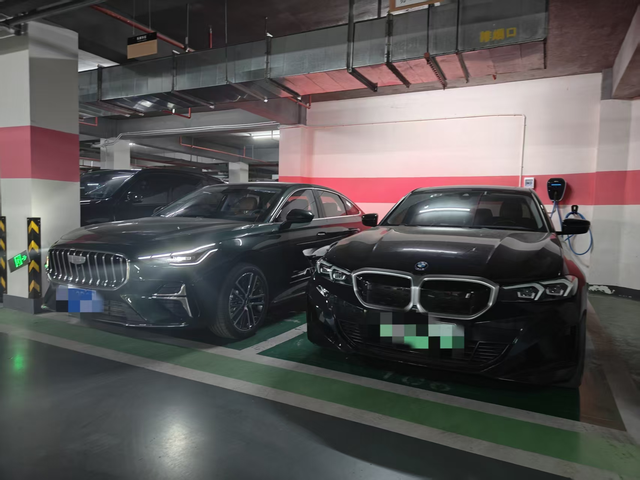 现在的车位都好小
我的车位靠近柱子，最主要是边上还是一辆宝马，车身比较宽，搞得我