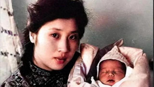 2007年，王玉龄来到孟良崮，站在丈夫张灵甫战死地，拍下一张合影