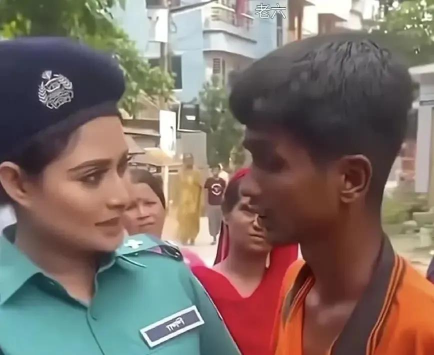 低种姓少年趁机亲吻女警！
印度高种姓女警，拥抱安慰低种姓少年，却被强亲，这很印度