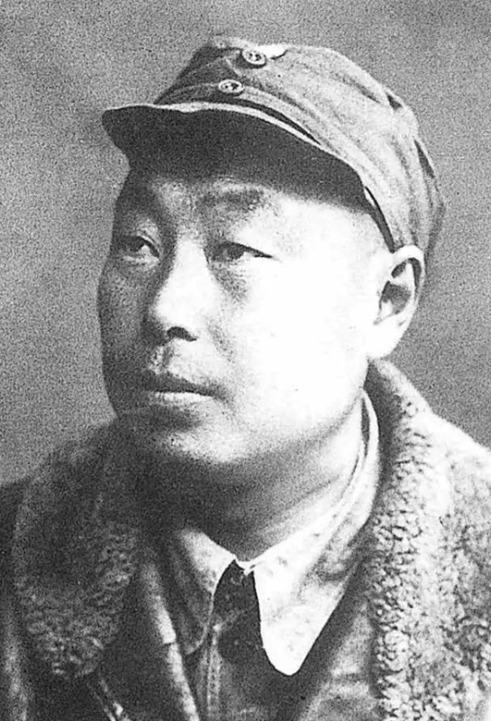 抗战中，日军师团长小川一郎率部进攻八路军，经过卧牛谷时，路中立一木牌，小川一看，