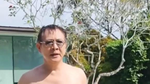 李连杰晒视频：光着上半身游泳，打破做手术传闻！