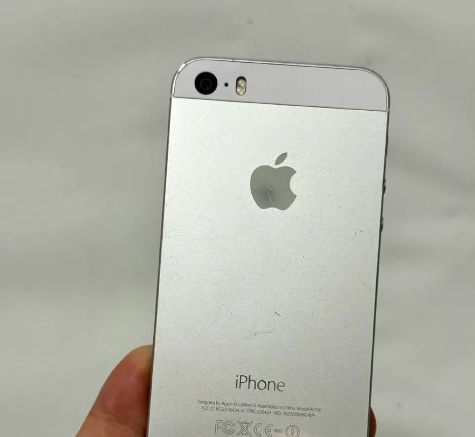 花67元买了一部二手iPhone 5S ，这可是我10年前特别想要的手机，它的指