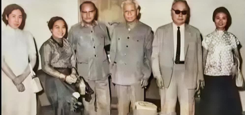 罕见的照片
1964年刘少奇主席夫妇与陈毅元帅夫妇会见外宾时的影像。