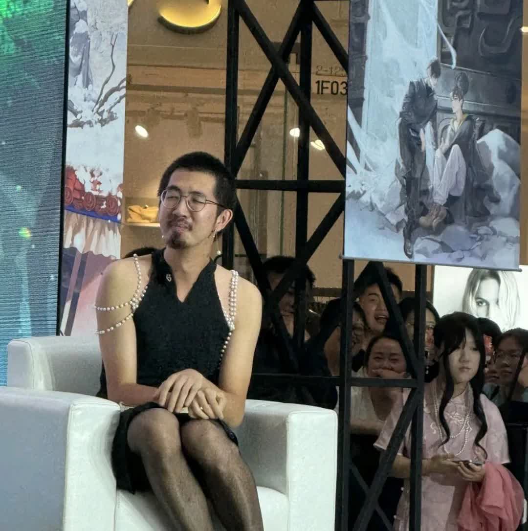 咱也不懂就是想问一下，这个人是为了节目效果，故意这样穿呢？还是现实生活中就是这样