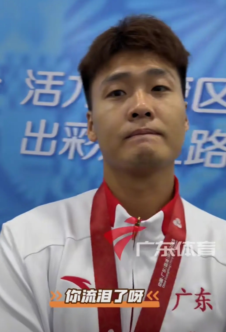 昨晚广东队在主场大胜浙江队，夺得全运会男篮冠军。
赛后赵睿在接受媒体采访时，含泪