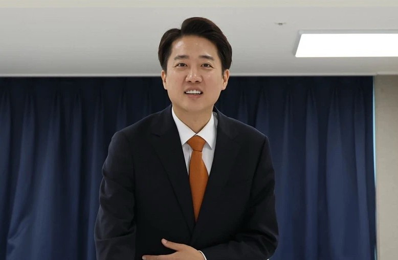 李俊锡拒合，自保前途











天啊！韩国政坛又出“幺蛾子”了！这场