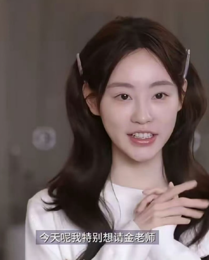 祝绪丹素颜还挺普通的，而且老是闭不上嘴，感觉好奇怪。 ​​​