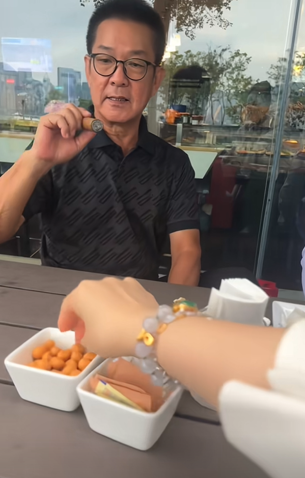 今天过香港跟元彪大哥相聚似亲人一般自在又开心。