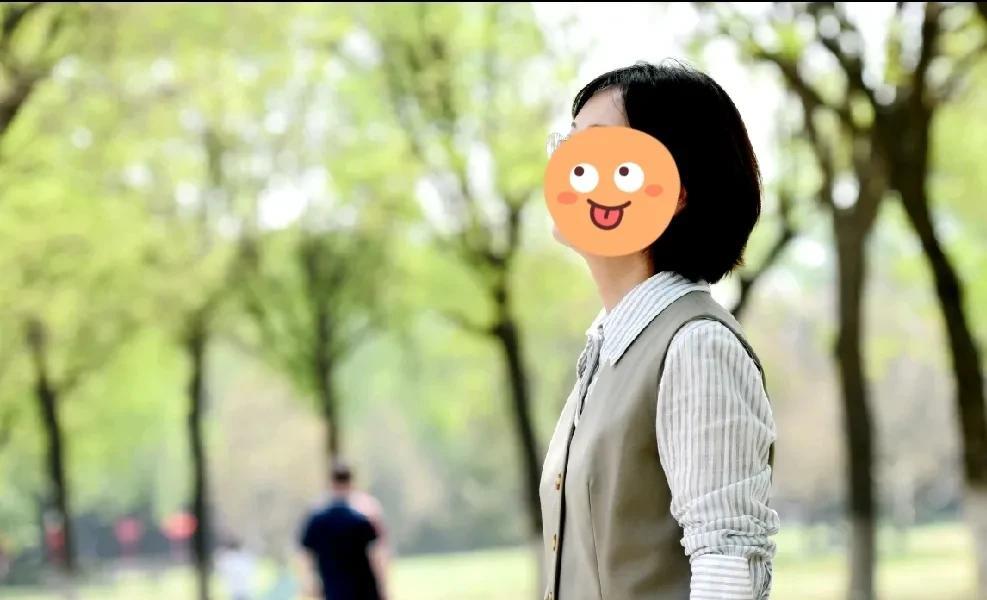 “一个真正厉害的人，不是越来越强势，而是知白守黑，和光同尘”！