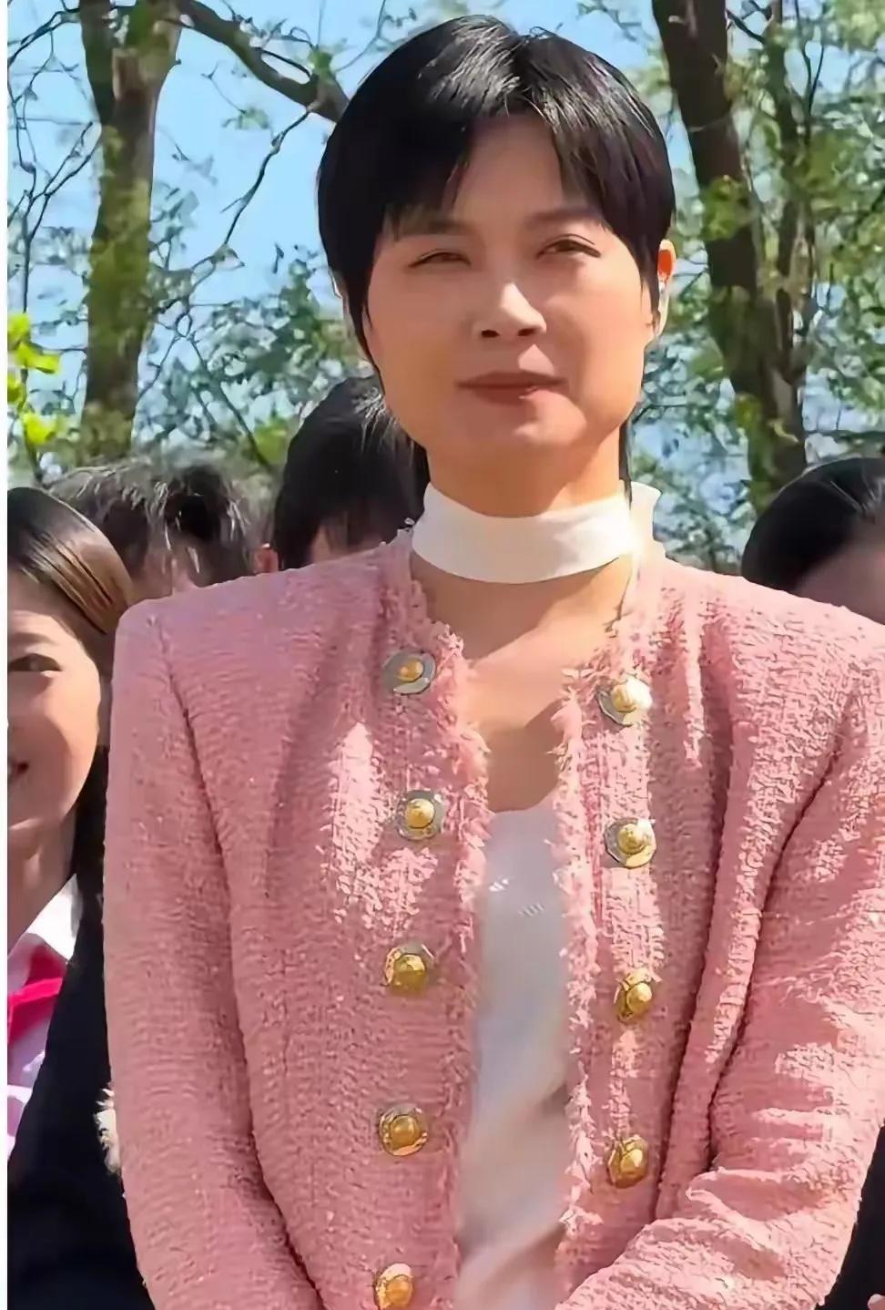 春春绝对是一个“优质”星
她出道来，正能量，从未有过绯闻，且是最“红”超女
多年
