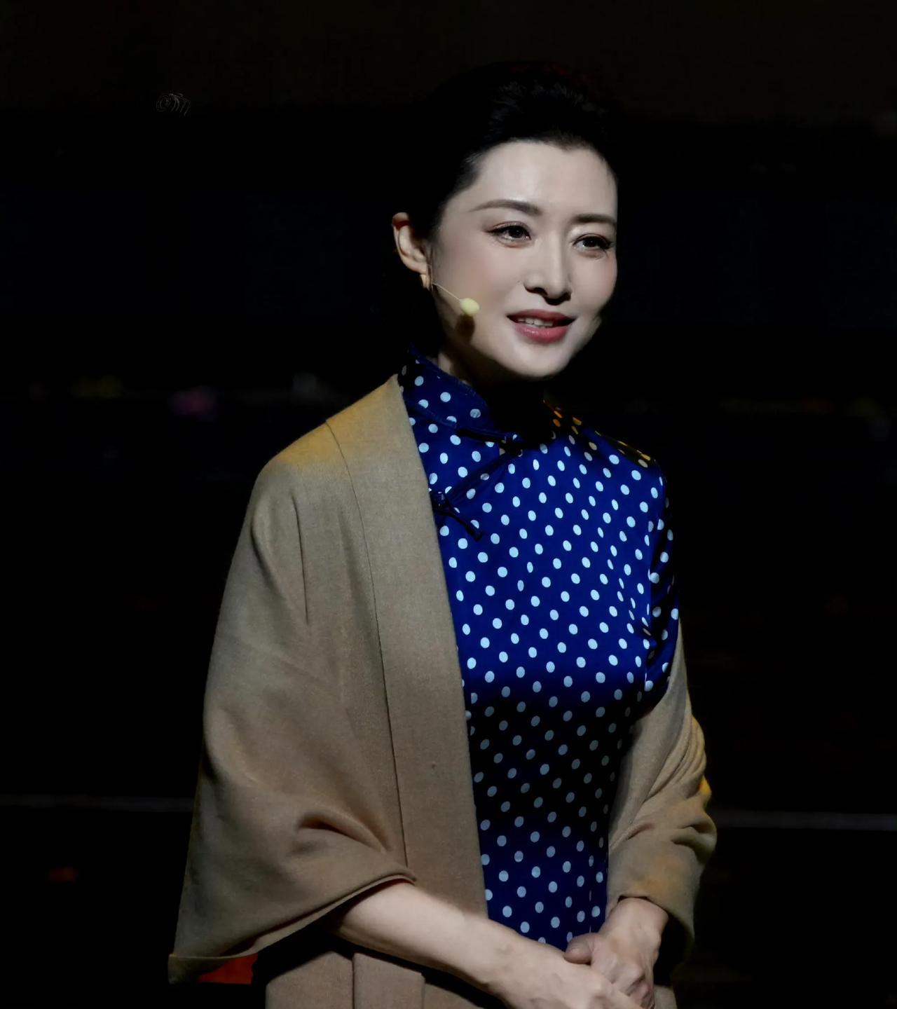 春晚女神周涛再扮宋庆龄，一身蓝色波点缎面旗袍，披着棕色气质羊毛披肩，头发一丝不苟