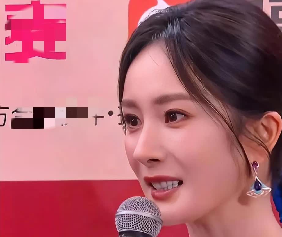 果然多读书，讲出来的话就是不一样
两个字真的反映了杨幂的情商
她被主持人问的