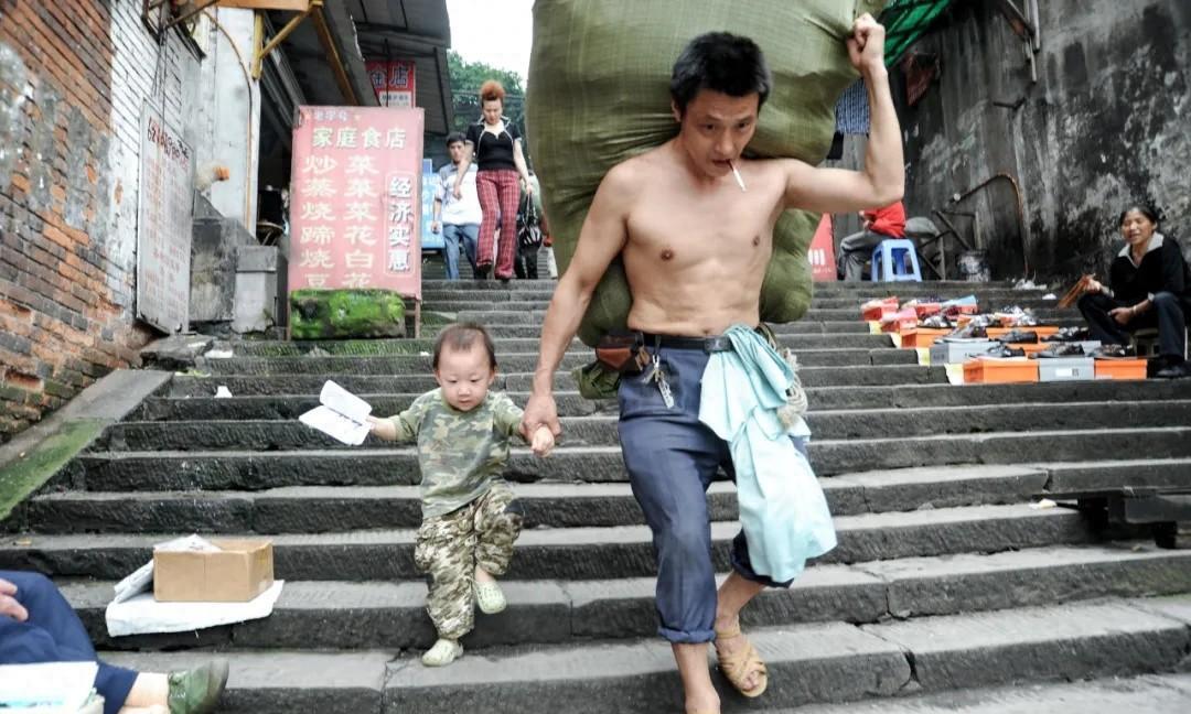 2007年，冉光辉不再种庄稼，开始长期在城里打工，也正是此举，可以说是改变了一家