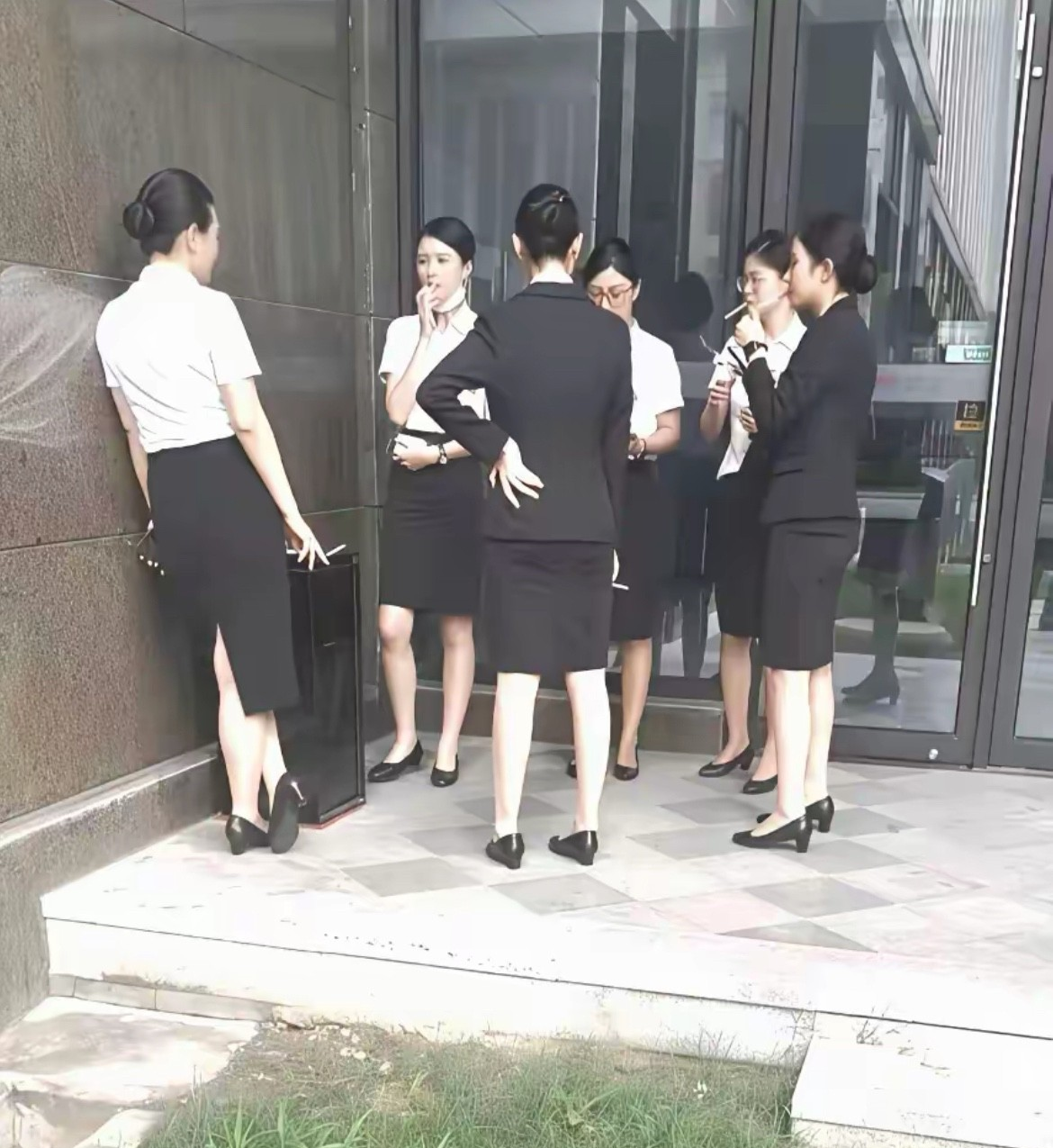 原来商场的女员工这么多吸烟的，是压力大吗?
