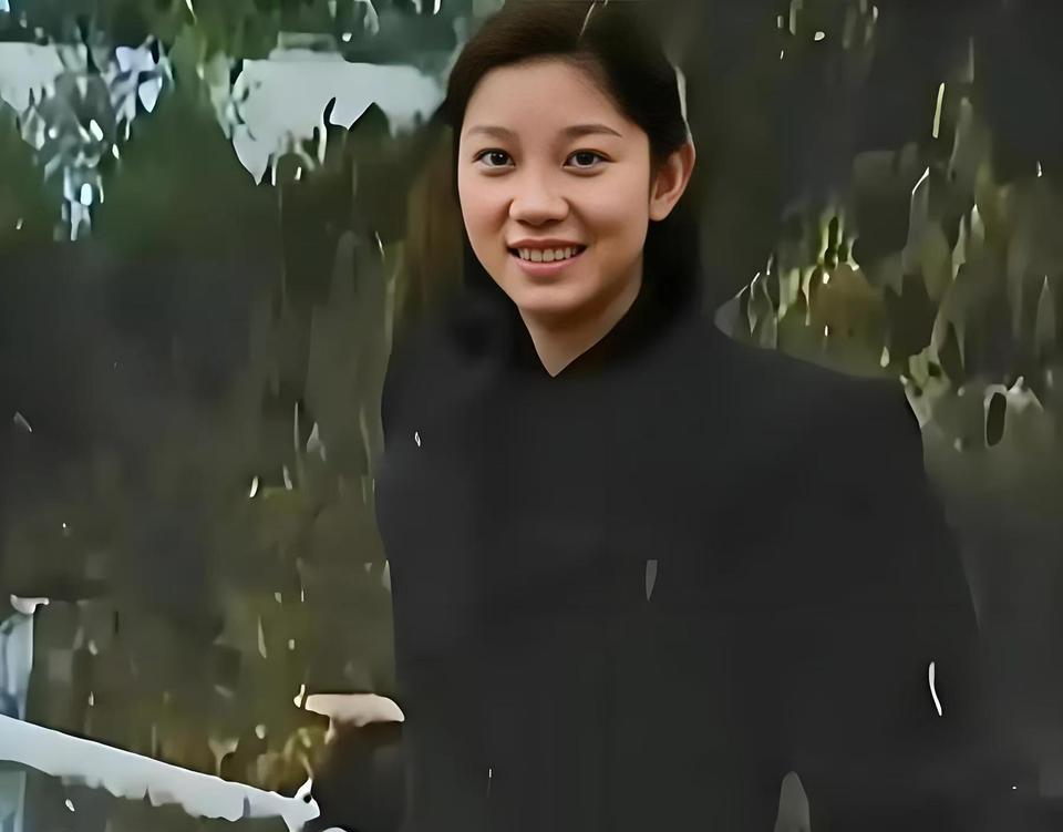 这是刘思齐19岁时的一张照片，也是毛岸英生前最喜欢的一张。
1930年，刘思齐刚