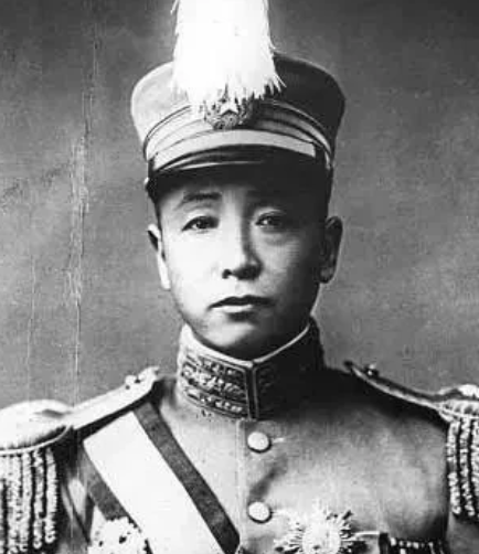 当年，张作霖手底下只有不到100人，他与巨匪海沙子狭路相逢，当时对方有几百人，张