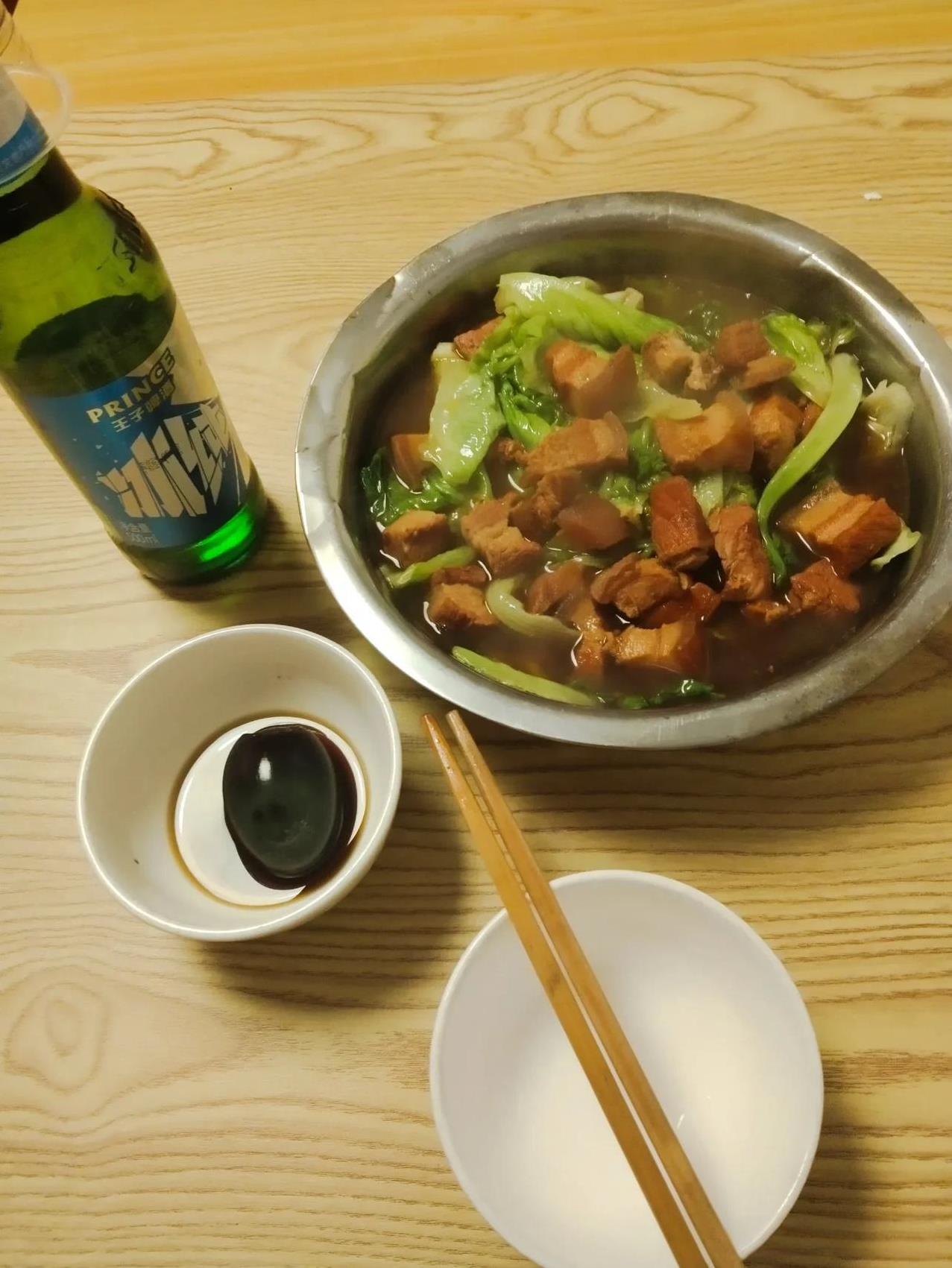 这是我的晚餐，准备开吃了！ 估计没有哪个女的像我这样，晚上敢吃这么多肉的[笑哭]
